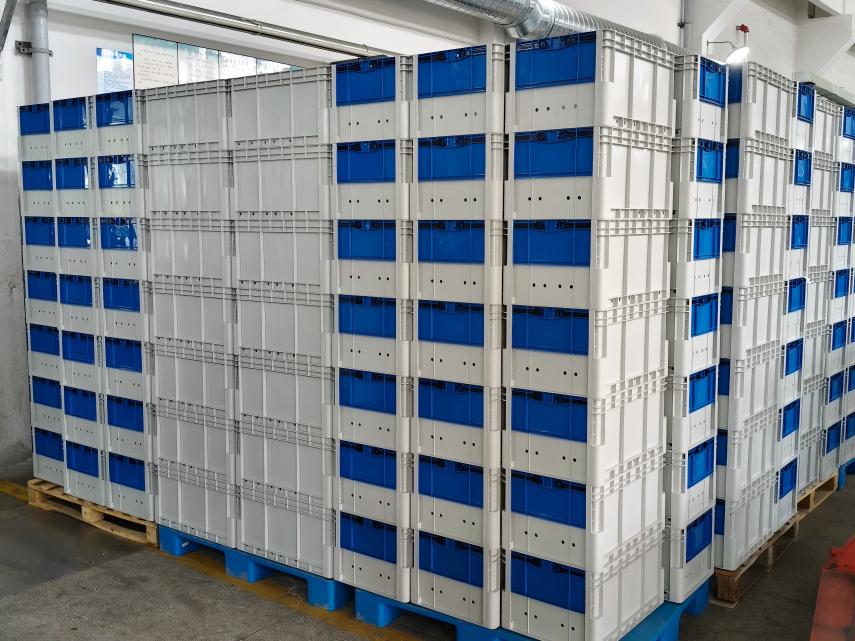 plastic totes